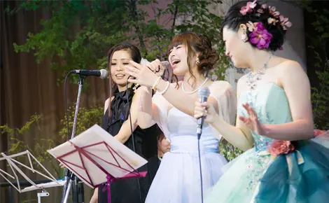 大型ステージを利用したバンド演奏