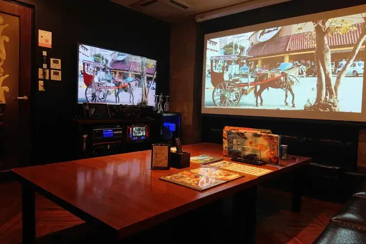 55インチ以上の大画面のあるお部屋へご案内 カラオケパセラ 池袋西口店 73R