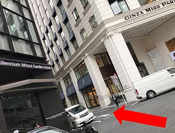 「ミレニアム 三井ガーデンホテル 東京」と「GINZA　MISS　PARIS」の間の路地をお入りください。