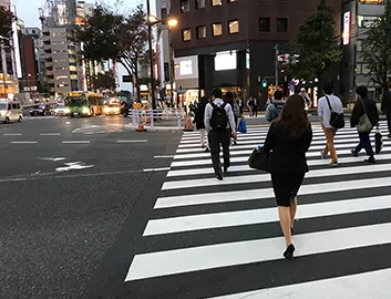 「ミレニアム 三井ガーデンホテル 東京」が見えますので、向かって右側「GINZA　MISS　PARIS」のビルへ進んでください。