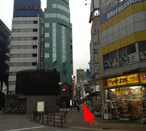 「マツモトキヨシ」さんを通り過ぎ、「ケンタッキーフライドチキン」さんの方へ直進します。 西口店があります。