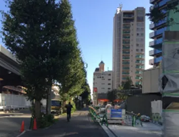 地上に出たら右手側の坂道の上ります。目印はオレンジ色のガソリンスタンドです。