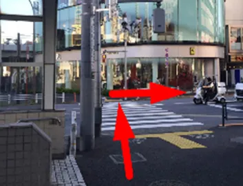 横断歩道を渡り右手に進みます。正面は高級スポーツカーのお店です！