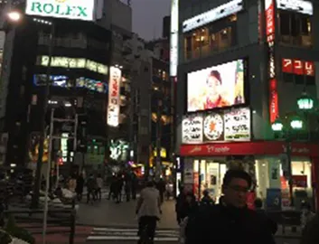 右に曲がると右手に「アマンド」を見ながら越えていき更に、「Y！mobile」を越えて右に曲がって下さい。徒歩1分 約50m