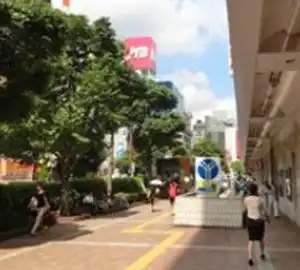 通路を通り外に出たら右手に進みます