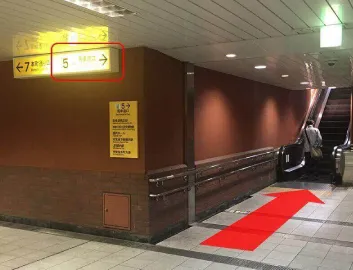 みなとみらい線　馬車道駅5番出口を出てまっすぐ歩きます。