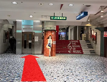 エレベーターで上がってください。