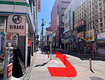 真っすぐ進んでください。